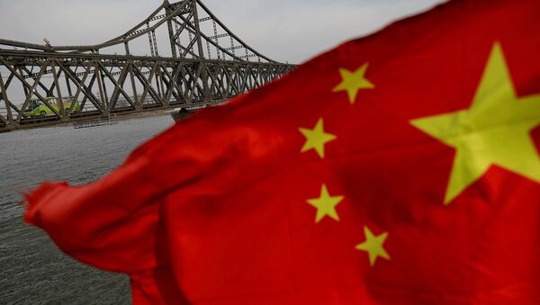 La bandera de China frente al Puente de la Amistas Sinocoreana (archivo) - Sputnik Mundo