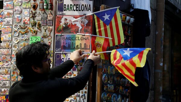 Un hombre con las banderas de Cataluña - Sputnik Mundo