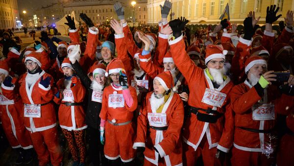La tradicional carrera de Papá Noel en San Petersburgo - Sputnik Mundo
