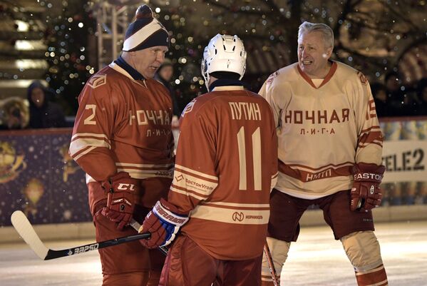 Vladímir Putin juega al hockey en plena Plaza Roja - Sputnik Mundo