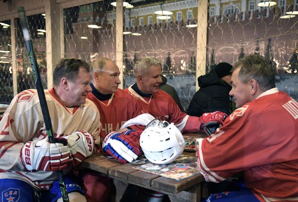Vladímir Putin juega al hockey en plena Plaza Roja - Sputnik Mundo
