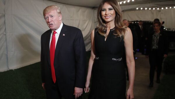 Donald Trump, el presidente de EEUU junto a su esposa Melania Trump llegan a la misa navideña - Sputnik Mundo