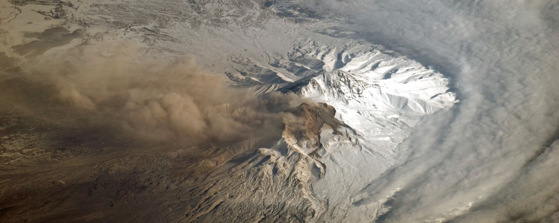 El volcán Shiveluch, en la península rusa de Kamchatka - Sputnik Mundo, 1920, 20.06.2022