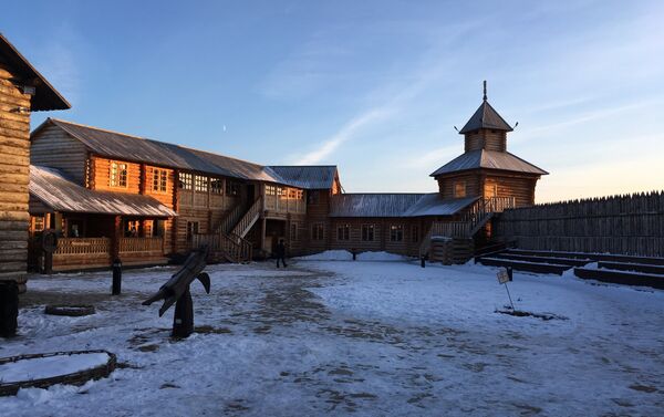 La recreación de un 'ostrog' —aldea fortificada— de los primeros rusos en Siberia, abierta en la ciudad periférica de Yalutorovsk - Sputnik Mundo