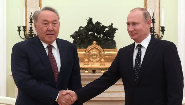 El presidente de Kazajistán, Nursultán Nazarbáev con su homólogo ruso, Vladímir Putin - Sputnik Mundo