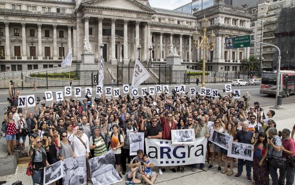 Reporteros gráficos argentinos piden al Gobierno que no dispare contra la prensa - Sputnik Mundo