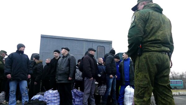 Обмен военнопленными между ДНР и Украиной в Донецкой области - Sputnik Mundo