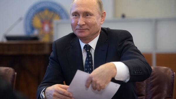 Putin presenta documentos para ser registrado como candidato en las presidenciales de 2018 - Sputnik Mundo