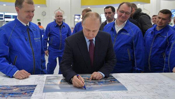 Vladímir Putin visita la planta Yamal SPG - Sputnik Mundo