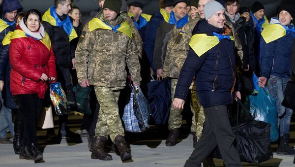 El intercambio de prisioneros entre Kiev y las autoproclamadas repúblicas en la región de Donbás - Sputnik Mundo