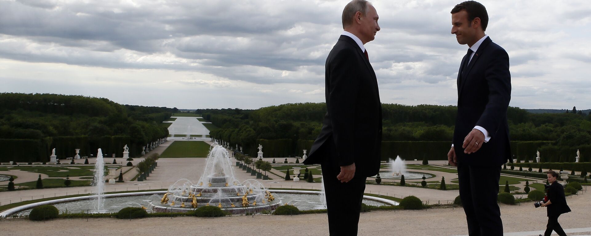 Vladímir Putin y Emmanuel Macrón, en Versalles - Sputnik Mundo, 1920, 16.11.2021