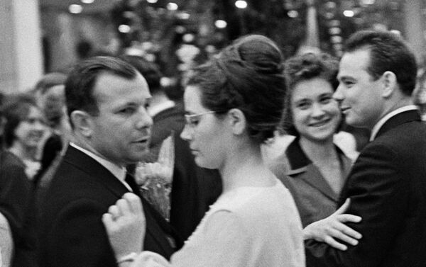 Yuri Gagarin y su esposa Valentina Gagárina en el tradicional baile de Año Nuevo del Kremlin, en 1965 - Sputnik Mundo