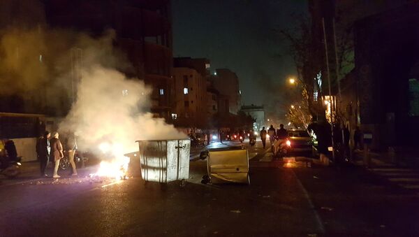 People protest in Tehran, Iran December 30, 2017 in this picture obtained from social media - Sputnik Mundo