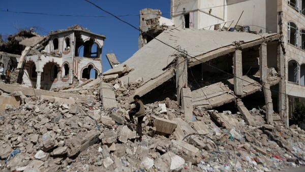 El edificio destruido en Yemen (archivo) - Sputnik Mundo