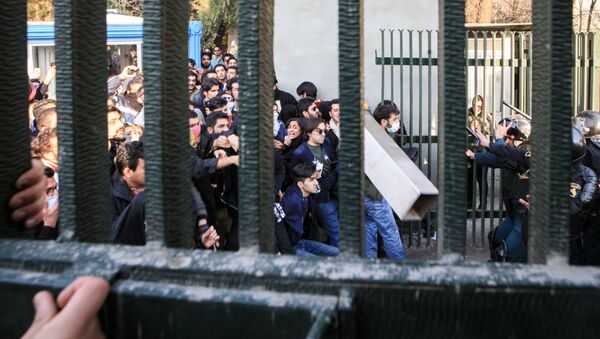Iranian students scuffle with police at the University of Tehran during a demonstration driven by anger over economic problems - Sputnik Mundo