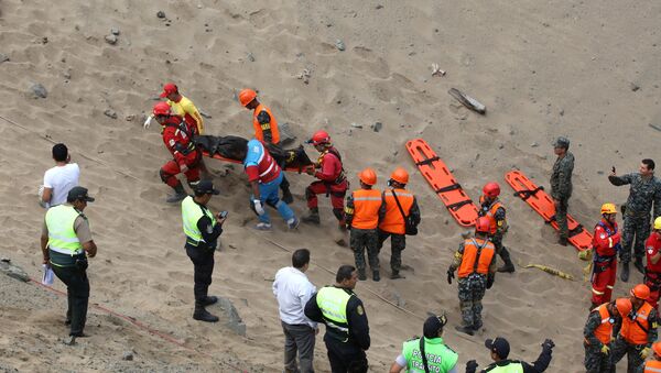 Los socorristas, en el lugar del accidente de un autobús en Perú - Sputnik Mundo