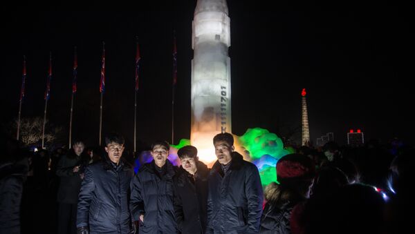 Una enorme escultura de hielo inspirada en el misil balístico intercontinental norcoreano Hwasong-15, Pyongyang, Corea del Norte, enero de 2018 - Sputnik Mundo