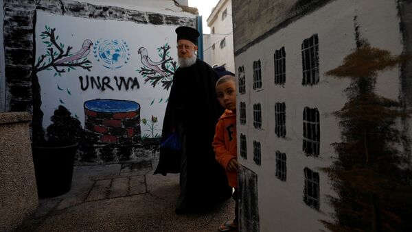 Logo de UNRWA en un campo de refugiados palestinos - Sputnik Mundo