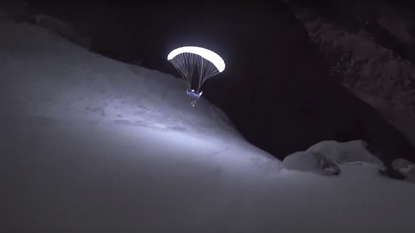Un sueño hecho realidad: un especialista sobrevuela el Mont Blanc a la luz de la Luna - Sputnik Mundo