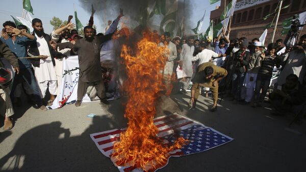 Manifestantes queman la bandera de EEUU en señal de protesta por el tuit de Donald Trump en el que acusó a los paquistaníes de ser mentirosos y estafadores, Karachi (Pakistán), el 2 de enero de 2018 - Sputnik Mundo