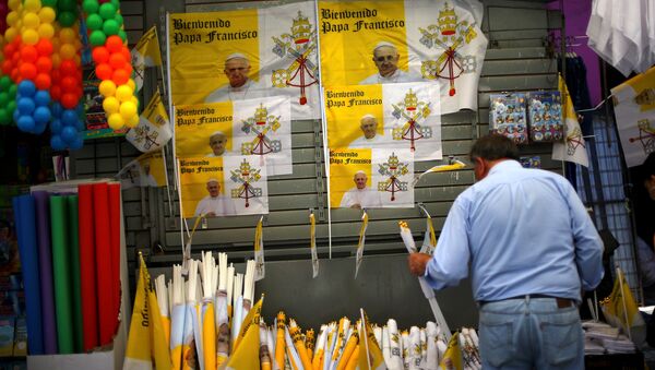 Un hombre vende objetos para celebrar la visita del papa a Chile - Sputnik Mundo