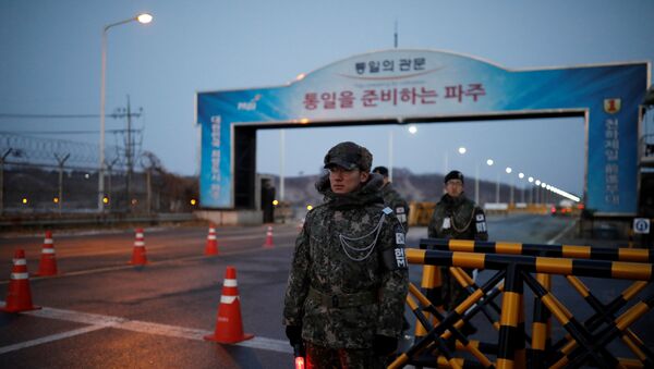 Militares surcoreanos en la frontera con Corea de Norte, cerca de la aldea de la tregua de Panmunjom - Sputnik Mundo