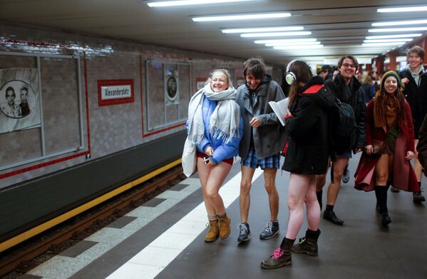 Sin faldas y a lo loco: así llenaron el metro cientos de personas en ropa interior - Sputnik Mundo