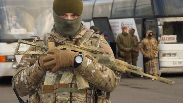 Un militar ucraniano durante el canje de prisioneros entre Kiev y Donbás - Sputnik Mundo