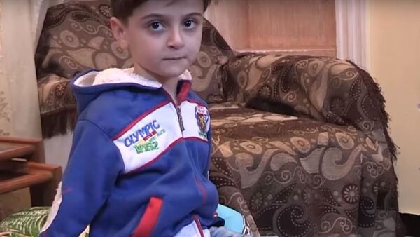 Un niño sirio que se quedó sin manos aprende a vivir de nuevo - Sputnik Mundo