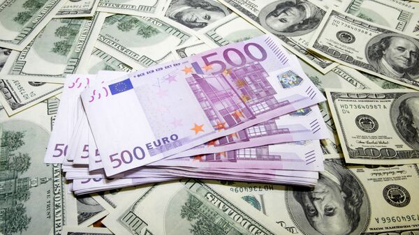 Los billetes de dólares y euros - Sputnik Mundo
