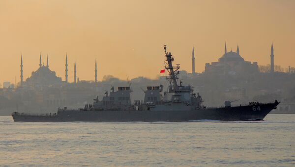 The U.S. Navy destroyer USS Carney sets sail in the Bosphorus, on its way to the Black Sea, in Istanbul - Sputnik Mundo