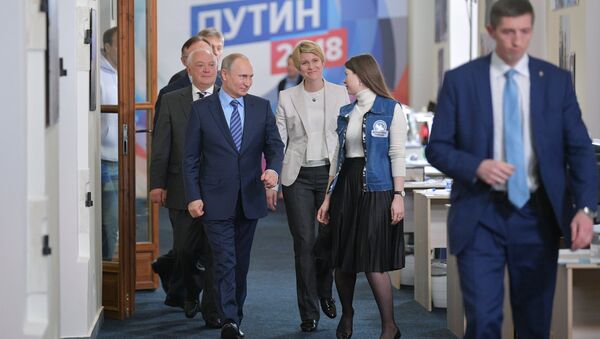 Vladímir Putin visita su equipo electoral - Sputnik Mundo