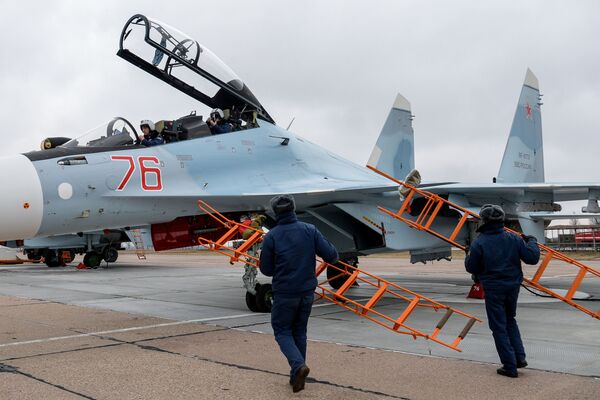 Misiles y piruetas extremas en el aire: así se entrenan los pilotos rusos - Sputnik Mundo