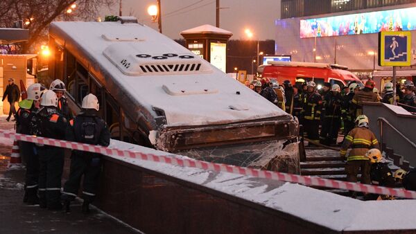 El choque de un autobús contra un paso subterráneo en Moscú - Sputnik Mundo