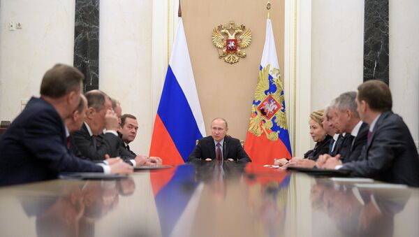 El presidente ruso, Vladímir Putin y los miembros permanentes del Consejo de Seguridad de Rusia - Sputnik Mundo