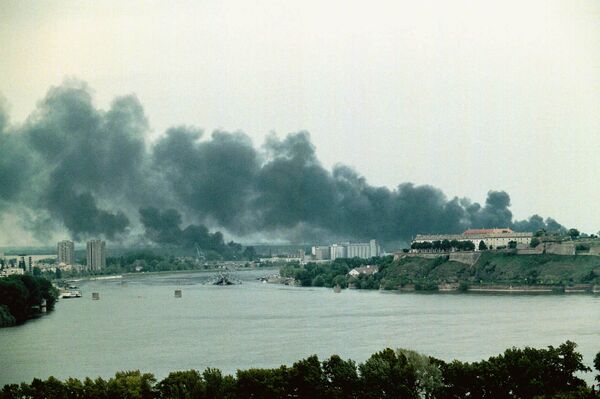 Las consecuencias del bombardeo de la OTAN sobre Novi Sad, a unos 70 kilómetros de Belgrado, en 1999 - Sputnik Mundo
