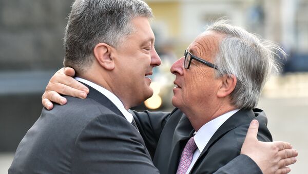 Presidente de Ucrania, Petró Poroshenko, y presidente de la Comisión Europea, Jean-Claude Juncker - Sputnik Mundo