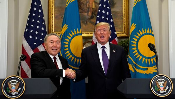 El presidente de Kazajistán, Nursultán Nazarbáyev, con su par estadounidense Donald Trump - Sputnik Mundo