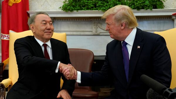 El presidente de Kazajistán, Nursultán Nazarbáyev, con su par estadounidense Donald Trump - Sputnik Mundo