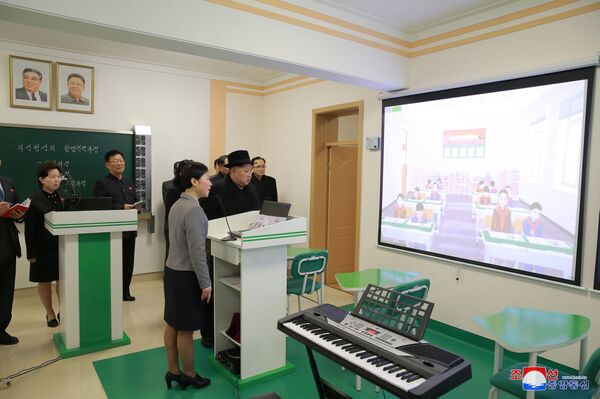 Así ha sido la visita de Kim Jong-un al Instituto de Pedagogía de Pyongyang - Sputnik Mundo