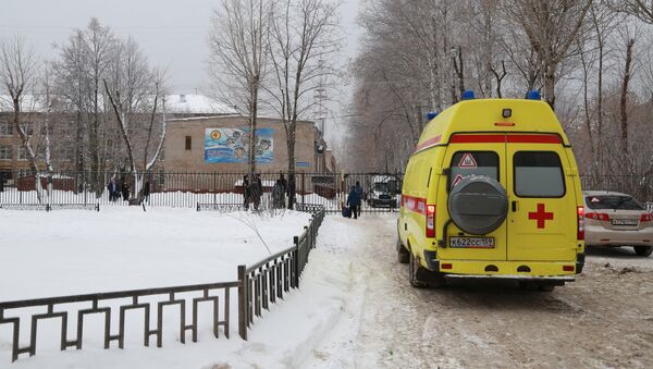 Una ambulancia cerca de la escuela en Perm, Rusia - Sputnik Mundo