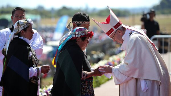 Papa Francisco durante su encuentro con las comunidades mapuches - Sputnik Mundo