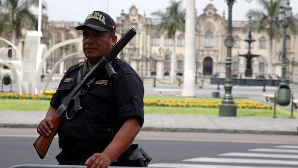 Un agente de policía peruano - Sputnik Mundo