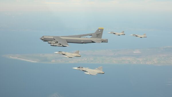 Los cazas Gripen escoltan un bombardero B-52 durante los ejercicios en el Báltico (archivo; septiembre de 2017) - Sputnik Mundo