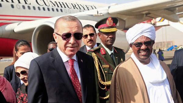 El presidente de Turquía, Recep Tayyip Erdogan, y su homólogo sudanés, Omar Bashir - Sputnik Mundo