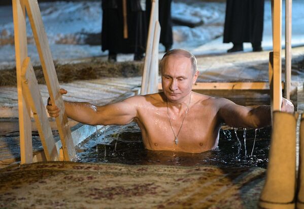 El baño de Epifanía: los rusos siguen el ejemplo de Putin - Sputnik Mundo