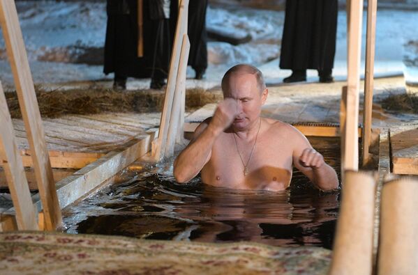 El baño de Epifanía: los rusos siguen el ejemplo de Putin - Sputnik Mundo