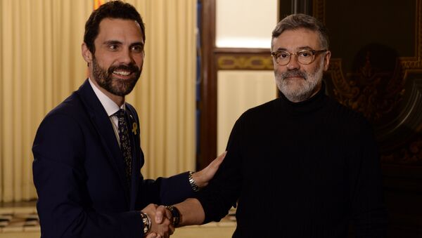 El presidente del Parlamento catalán, Roger Torrent, con el líder de la Candidatura d'Unitat Popular (CUP), Carles Riera - Sputnik Mundo