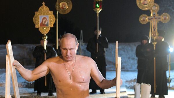 El presidente de Rusia, Vladímir Putin, festeja La Epifanía en el lago Seliguer la noche del 19 de enero de 2018 - Sputnik Mundo