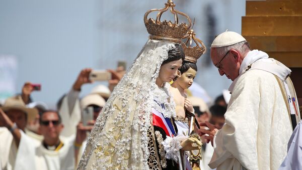 El papa Francisco celebra una misa en Perú. - Sputnik Mundo